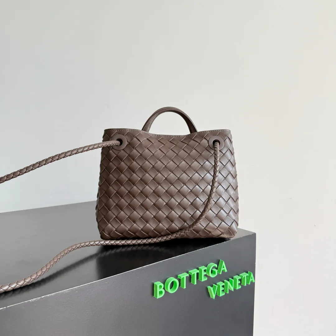 The new Andiamo batch of 3060 BV is shipped‼ ️The classic intercciato weaving process is used to create a soft bag, the metal knot is made of micro-cast aluminum using jewelry technology🪢, and the decorative beads are made of metal and hand-polished oak, allowing you to jump repeatedly between elegance and fun💃, making it unpredictable. Classic and versatile, it shows off your temperament, and the bag has a large capacity, making it very convenient for daily commuting! It has a variety of carrying methods, the shoulder straps can be adjusted by yourself, the original lambskin feels soft and delicate, and the unisex style breaks gender boundaries and brings a more practical and long-lasting use experience. The Andiamo, which has both elegant and casual styles, perfectly interprets the "fashionable old money style". Style number: 743568+wood hardware Color: candy brown Size: 25*22*10.5cm